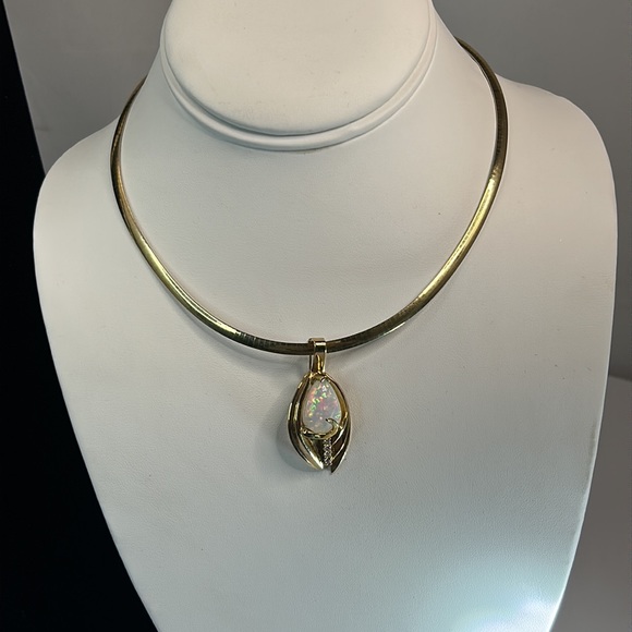Authentic guaranty Opal tear drop 14k gold4rounds diamonds 💎 pendant only